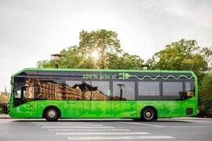Grön elbuss i solsken - green electrical bus in sunshine